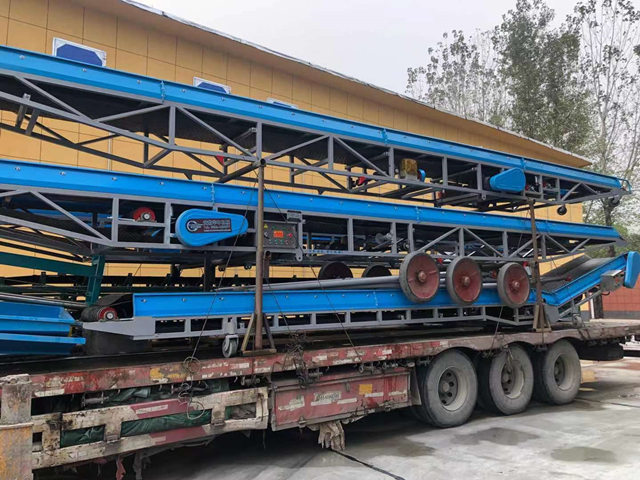 运载粮食输送机的半挂车 运载粮食输送机的半挂车