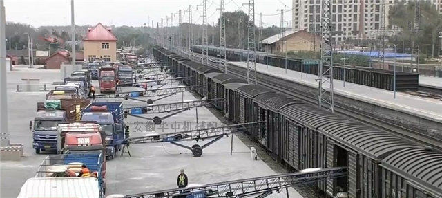 火车大批输送包粮 