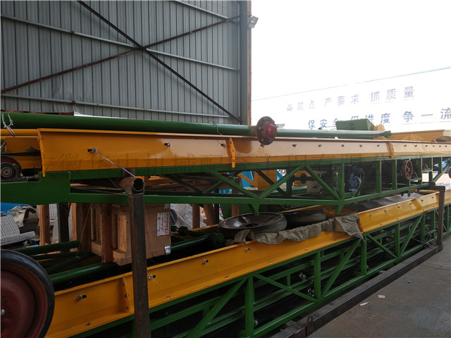 出口型输送机和扒谷机装箱现场