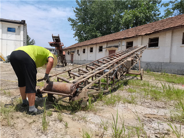 老旧登高移动式皮带输送机输送带更换中图片