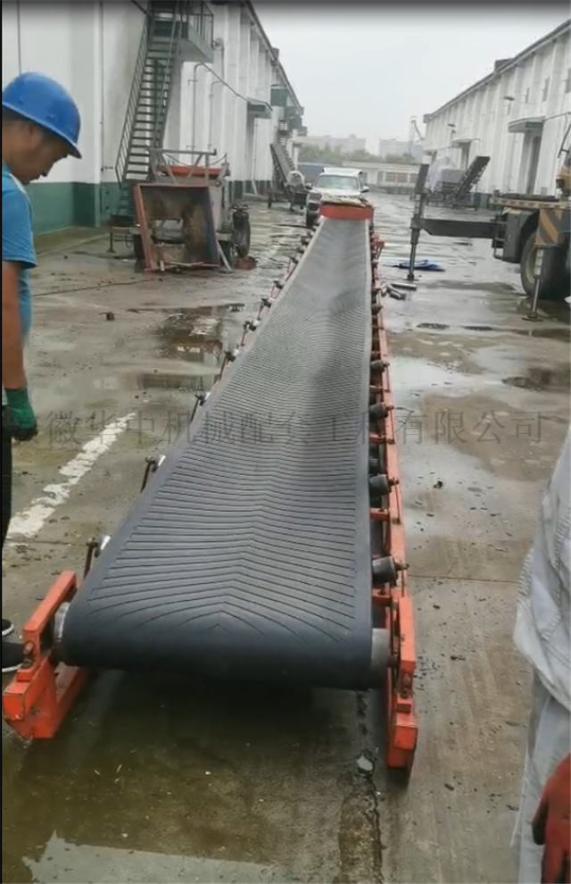 正在对装仓皮带输送机进行新输送带调偏图片