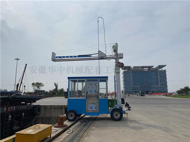 码头上的移动式扦样机图片