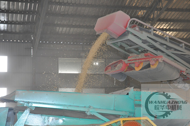 登高抛粮移动式皮带输送机的头部细节