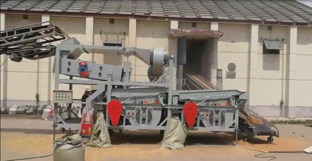 工作中的比重粮食筛选机