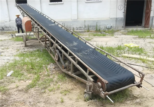 输送带更换后调试中的登高移动式粮食皮带输送机图片