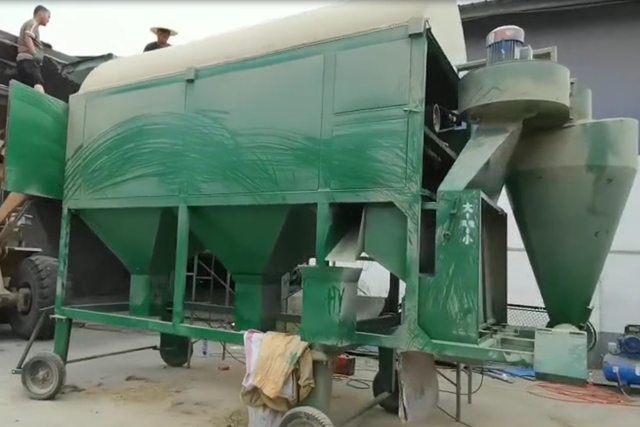筛网更换好后正在装料斗的移动式圆筒清粮机
