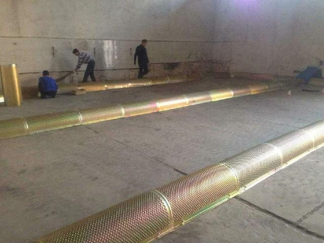 正在安装的地上笼通风道