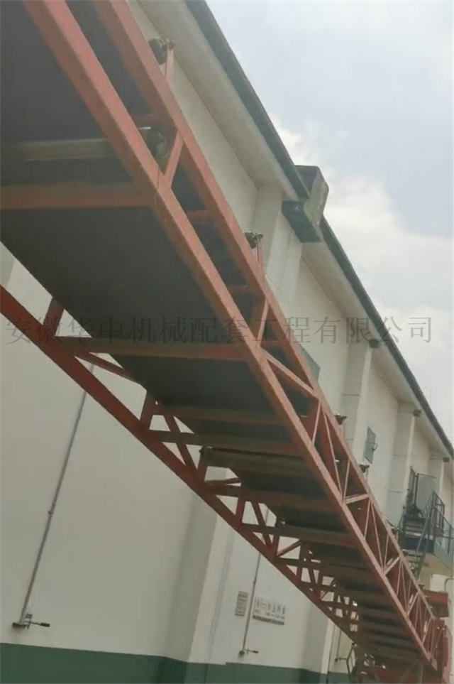 更换新输送带和托辊后的装仓皮带输送机机架下视角图片