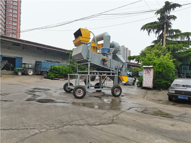 运抵现场的环保除尘清粮振动筛图片