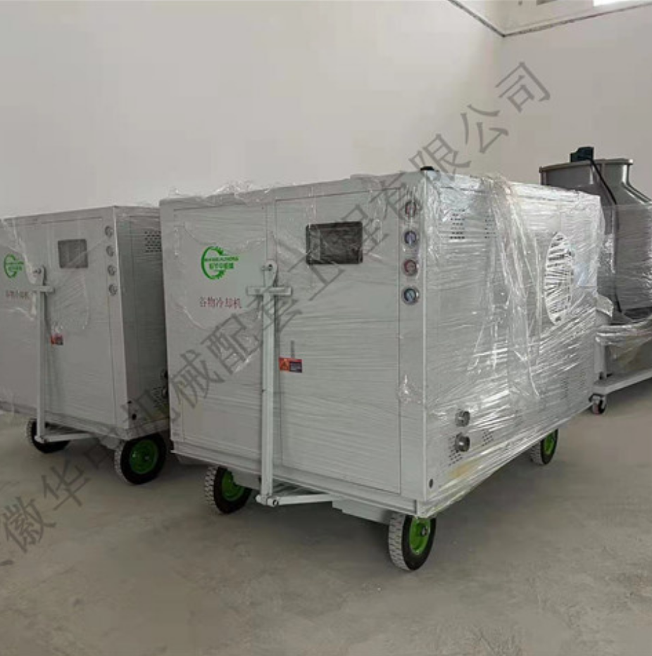 运抵粮库的85KW谷物冷却机和冷水塔