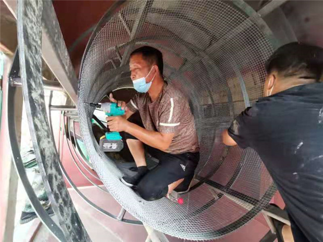 技术人员在换筛目