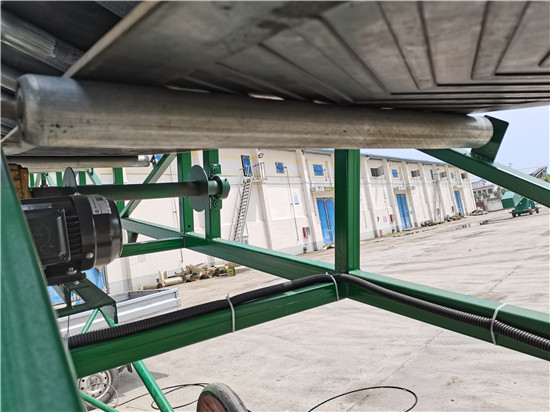 皮带输送机上的镀锌水平托辊