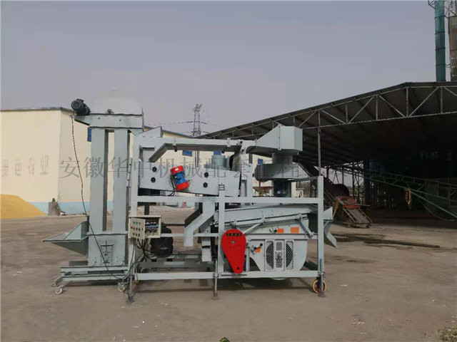 粮库中的单比重粮食筛选机图片