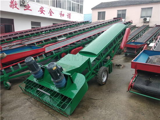 堆场中的移动式翼轮扒谷机图片