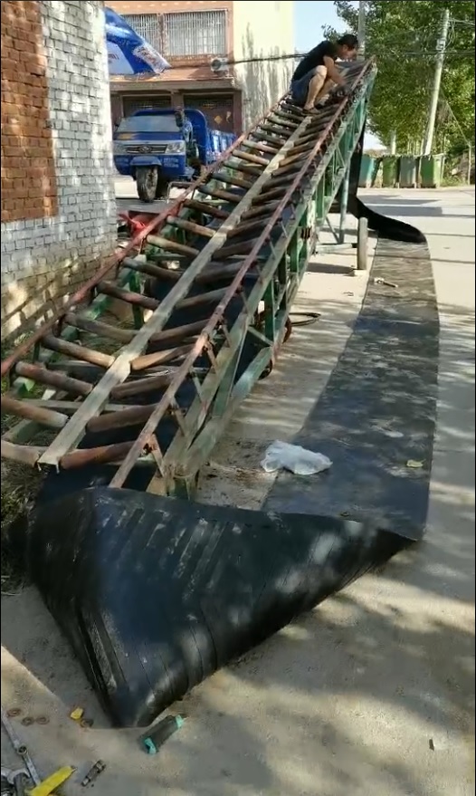 正在修理中的输送带图片