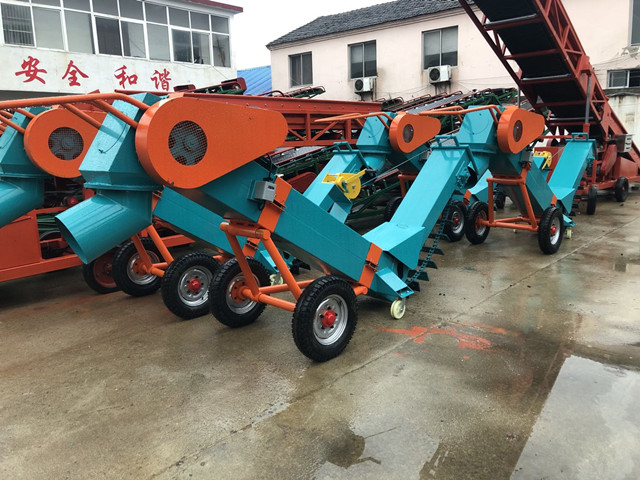 工厂中的微型链条刮板扒谷机