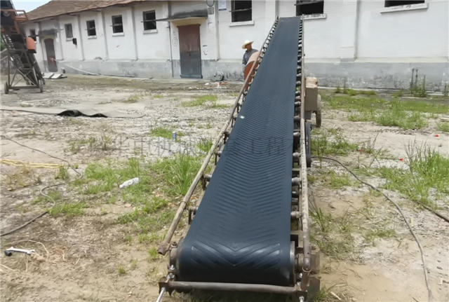 输送带更换后的登高移动式粮食皮带输送机图片