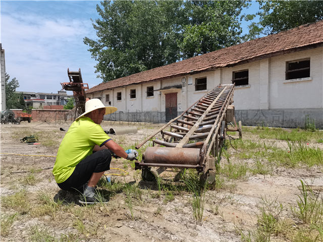 登高移动式皮带输送机更换滚筒图片