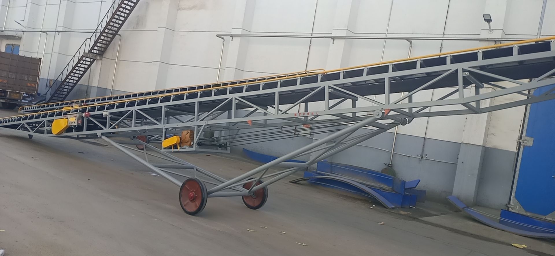 客户现场的18米登高移动式皮带输送机