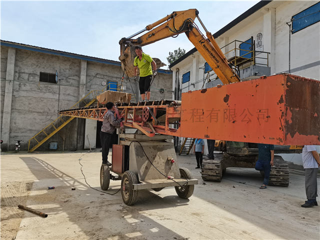 2010年17米装仓皮带输送机更换输送带和托辊现场图片 2010年17米装仓皮带输送机更换输送带和托辊现场图片