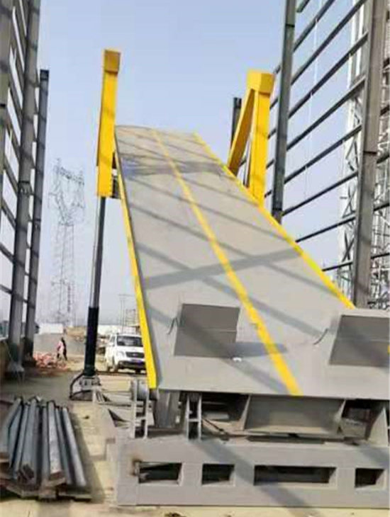 升起的液压翻板卸车机