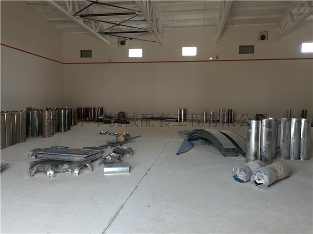 粮库中待安装的地上笼通风道