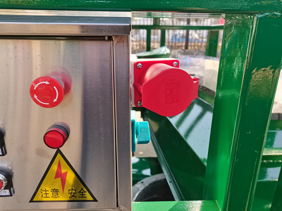 新型环保除尘清粮振动筛的配电箱内部视图