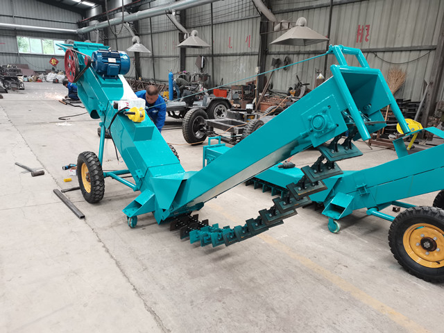 正在生产中的微型扒谷机