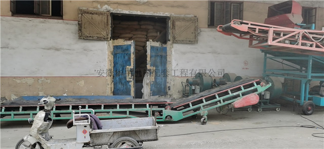 修理好后的17米卸粮移动式皮带输送机的新输送带