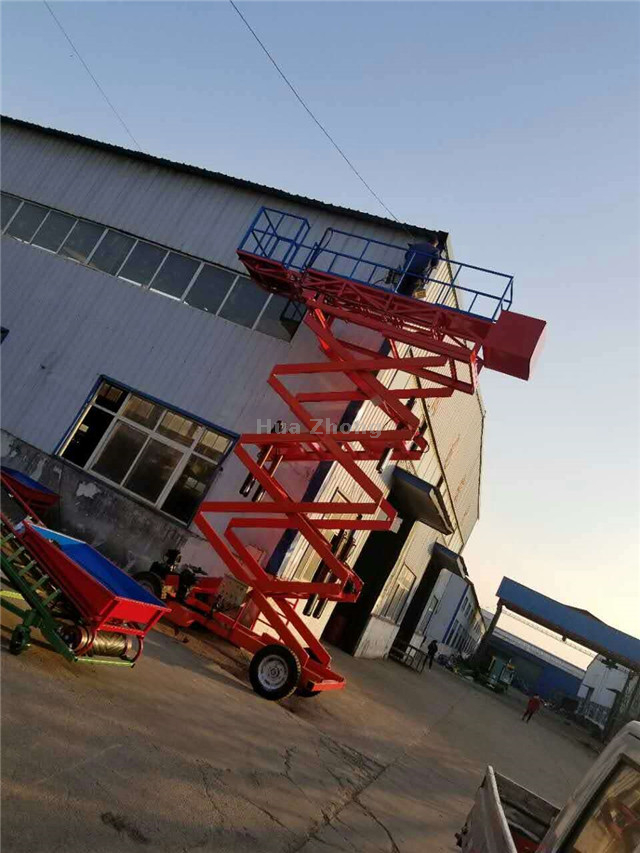 使用中的伸缩剪叉式液压升降平台车