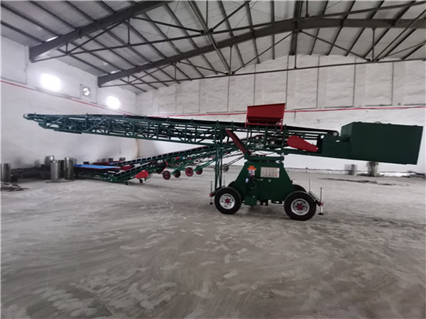 仓库中的转向装仓伸缩移动式皮带输送机