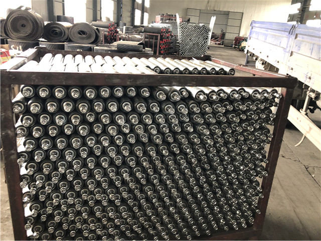 仓库中的托辊图片