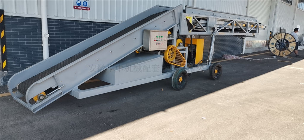 运抵项目现场的装车皮带输送机图片