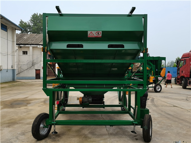 正在粮库内组装的新型复合型清粮振动筛图片