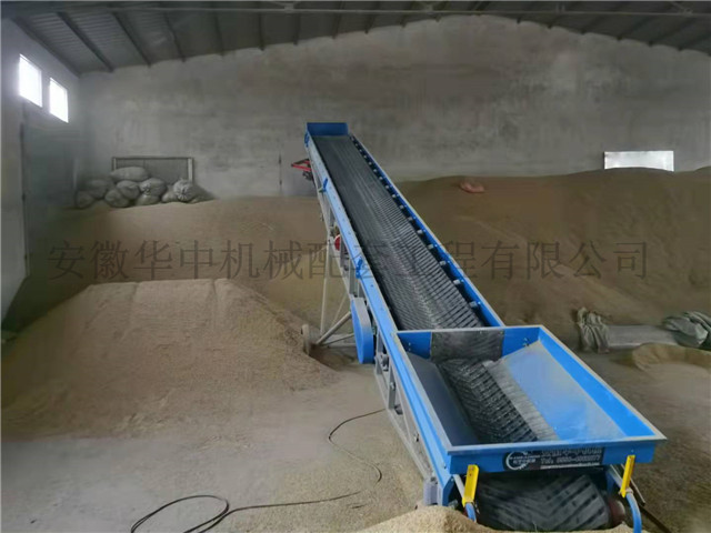 登高抛粮食皮带输送机现场工作后视图图片