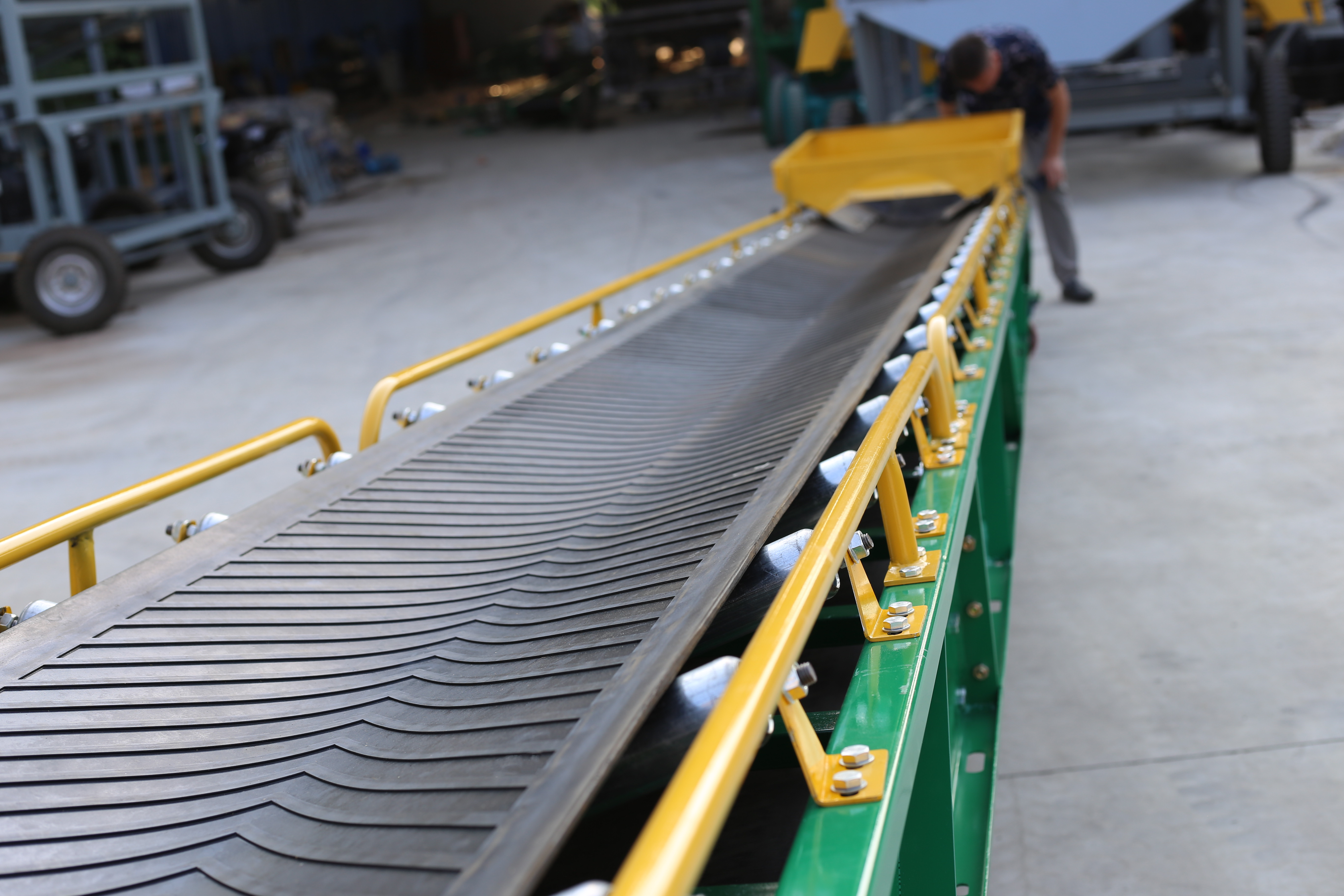 新型C型钢输送机的滚筒