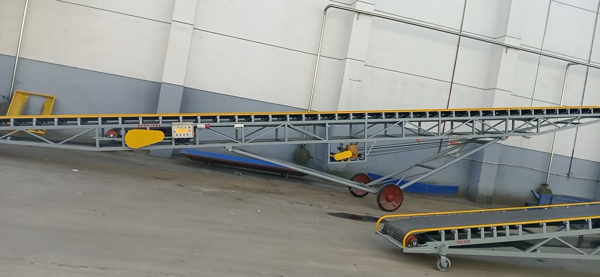 客户现场的登高移动式皮带输送机