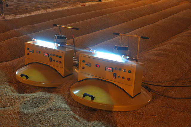 智能翻仓机双机组合工作图片