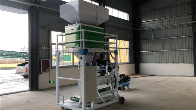 的双计量粮食定量包装秤图片 运抵粮库的双计量粮食定量包装秤图片