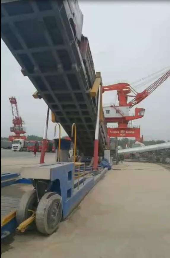 码头上的移动式液压翻板卸车机