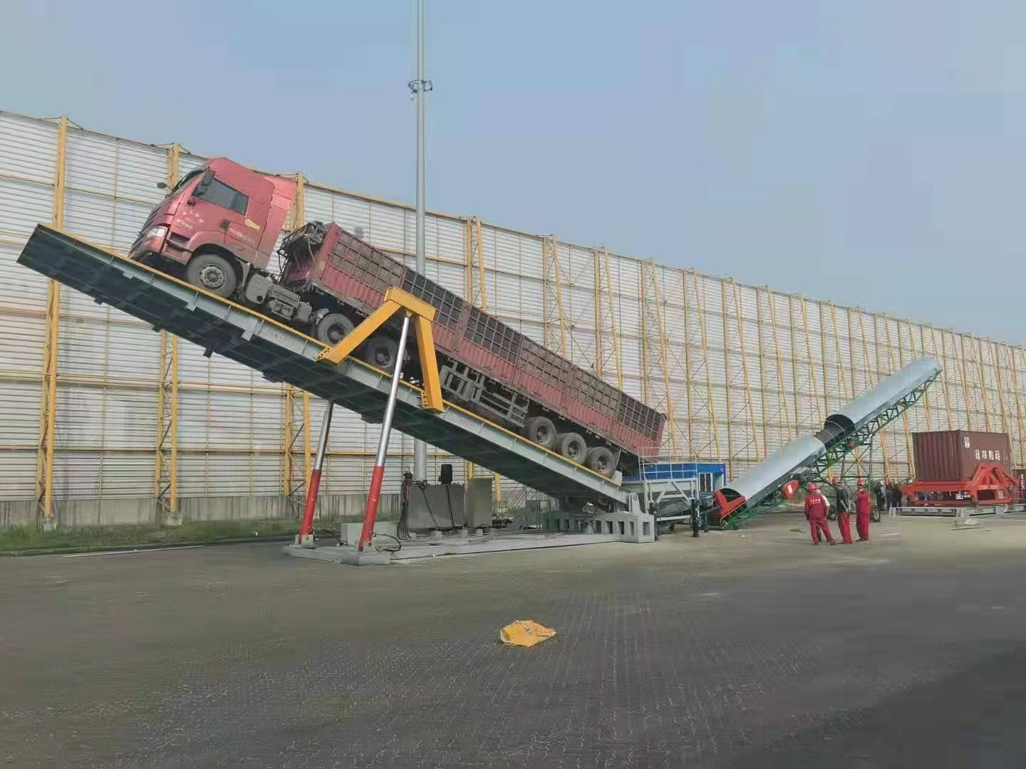 港口上的固定式液压翻板卸车机