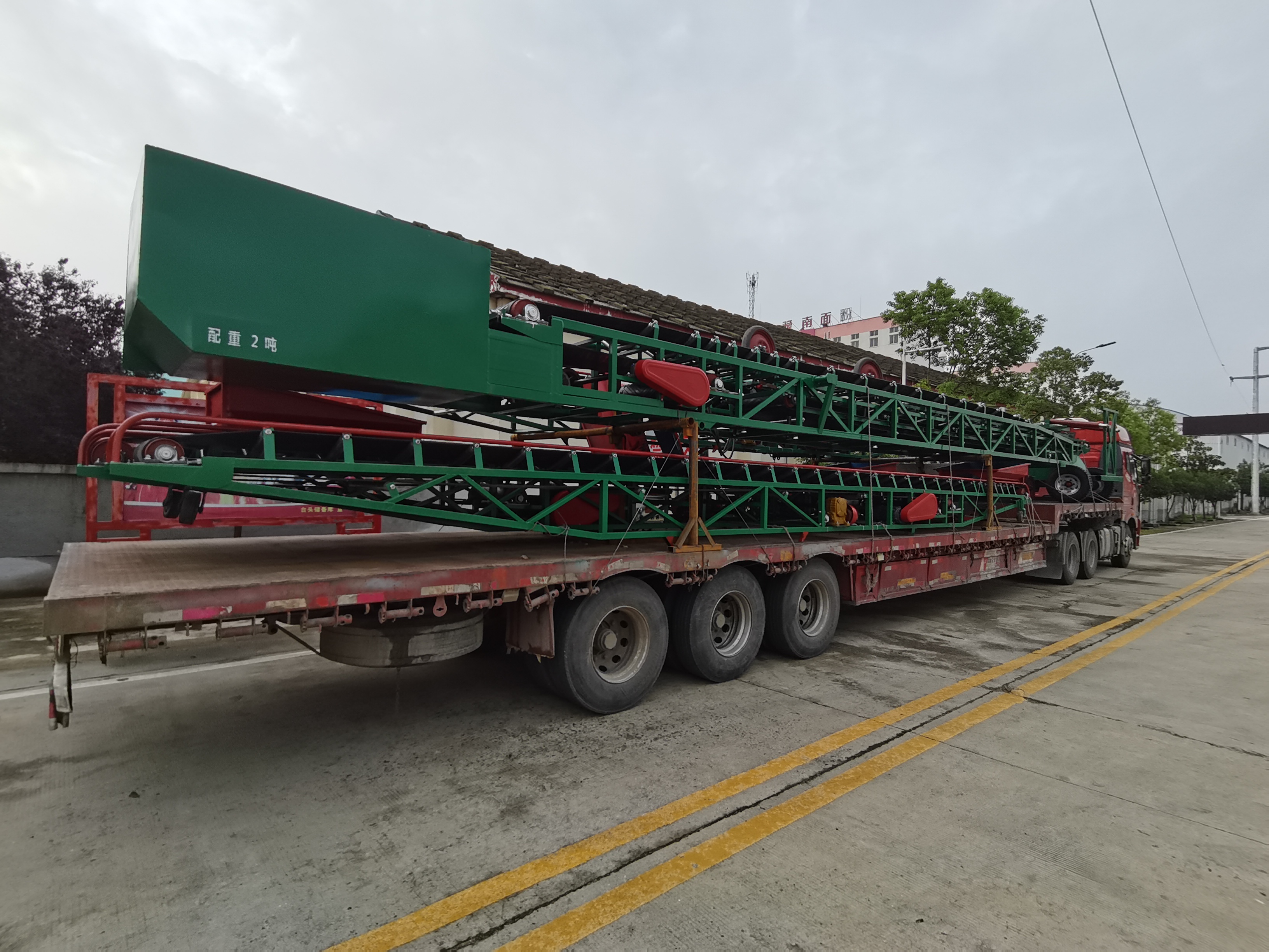 装载粮食输送机抵达粮库的半挂车 装载粮食输送机抵达粮库的半挂车