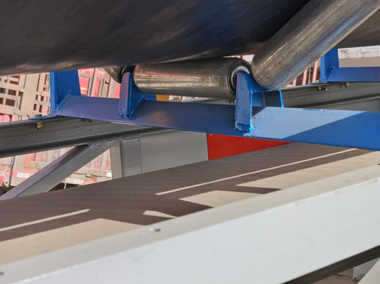 输送机上的槽型滚筒