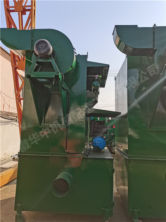 工厂中的小型脉冲布袋除尘器（侧面图片）