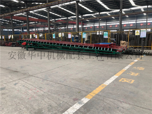 车间内的移动式水平皮带输送机