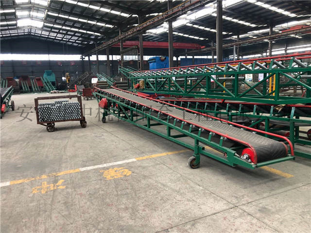 生产车间内的移动式水平皮带输送机