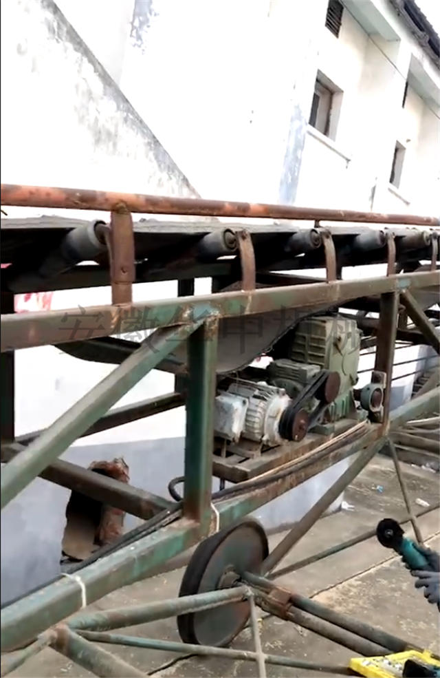 修理中的在粮库的粮食登高皮带输送机