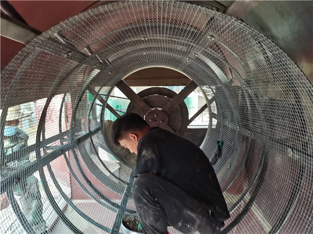 清粮圆筒筛正在更换筛网