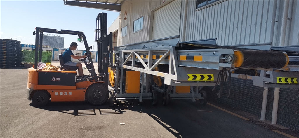 项目中正在搬运中的装车输送机